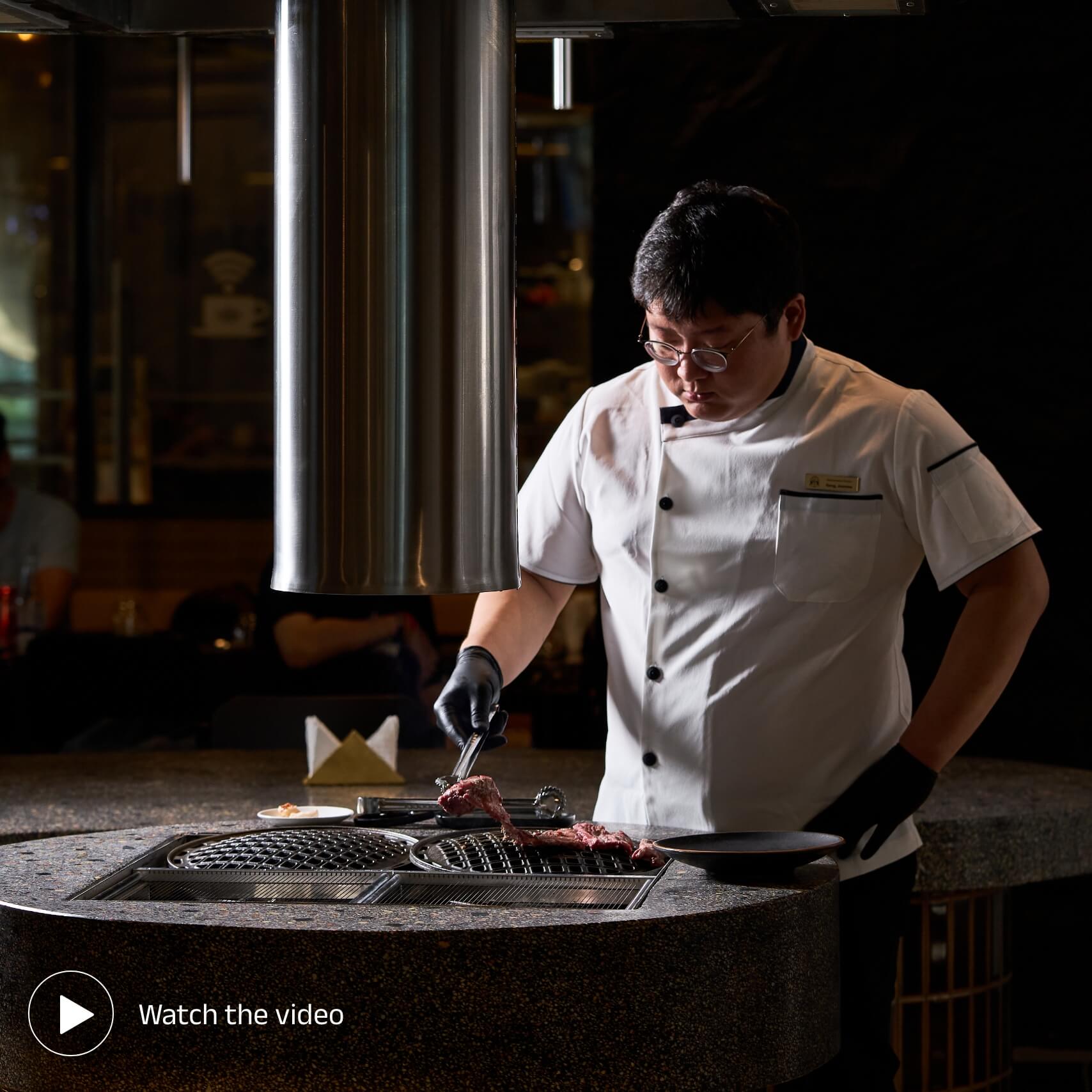 Watch the expertise chef of So Gong Don<br />
recommend the omakase menu.